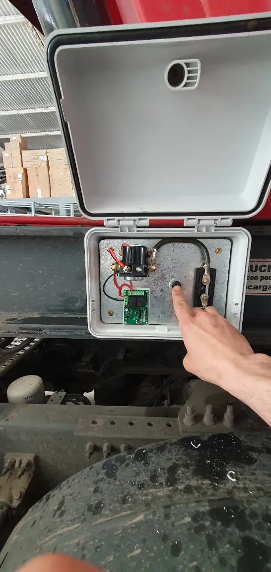 Fotografía real de la caja central de comandos VibroTruck con componentes eléctricos y pulsador