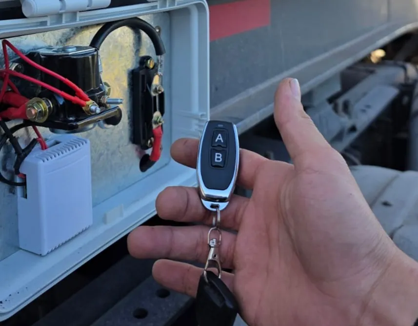 Control remoto inalámbrico real de VibroTruck con botones A y B junto al gabinete